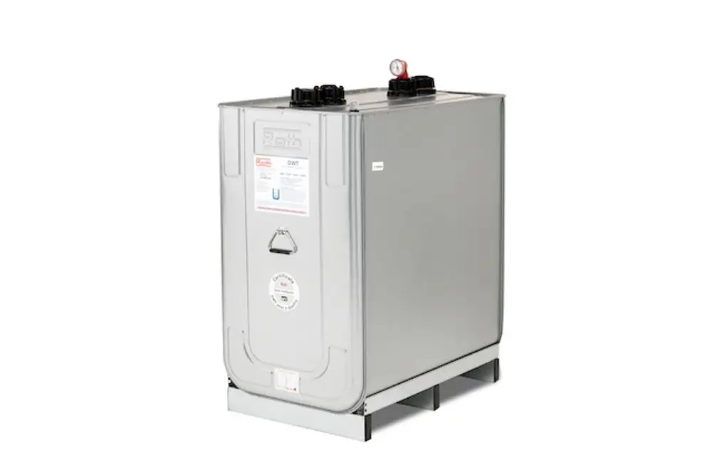 Roth Doppelwand-Tank mit zwei oberen Einfüllöffnungen und Druckanzeige, auf einem stabilen Untergestell montiert. Silbern, rechteckige Form, für die Lagerung von Flüssigkeiten.